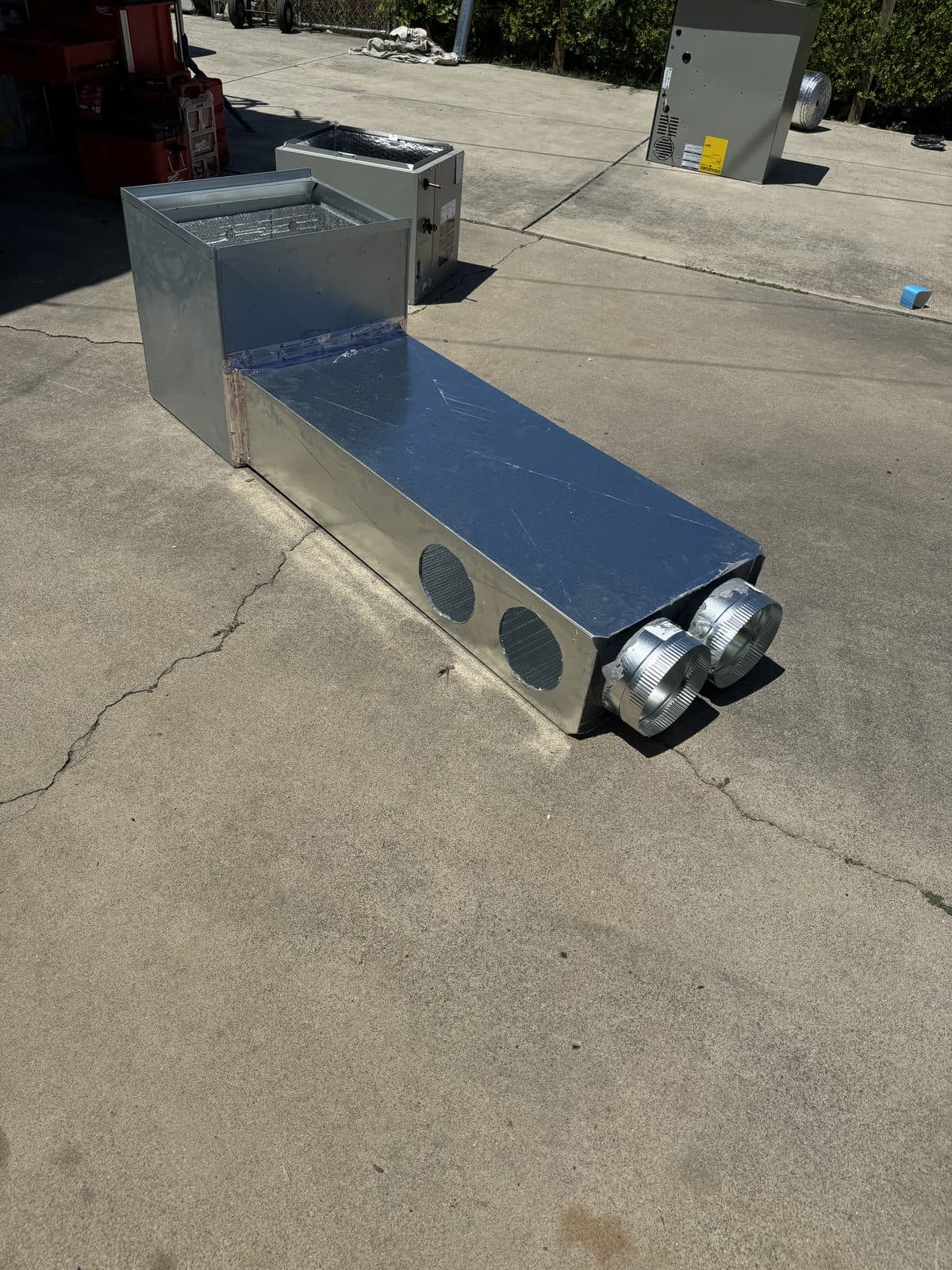 Ductwork plenum with round duct connections